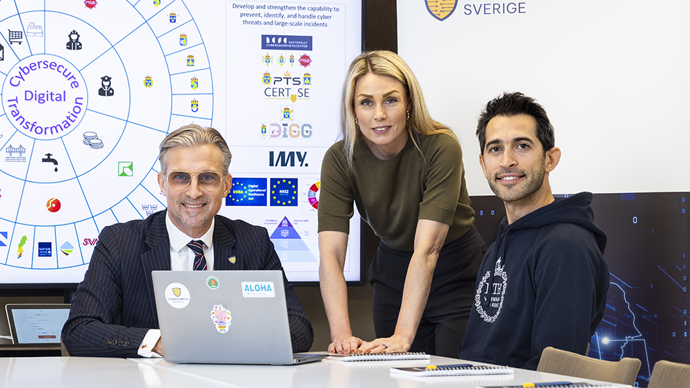 En gruppbild på David Olgart, Mette Svensson och Emre Süren. Fotograf: Gonzalo Irigoyen.